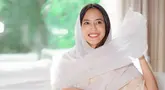 Menjelang bulan Ramadhan kemarin, Pevita sempat mengunggah potret terbarunya yang mengenakan kerudung dan memberikan ucapan selamat berpuasa. Sosoknya yang tampil beda dari biasanya ini langsung mencuri perhatian para penggemar yang membajirinya dengan berbagai pujian. (Liputan6.com/IG/@pevpearce)