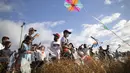 Anak-anak menerbangkan layang-layang dalam acara peringatan 400 tahun permukiman kumuh Petare di Caracas, Venezuela (17/2/2021). Kota ini didirikan pada 1621 dengan nama San Jose de Guanarito. (AP Photo/Ariana Cubillos)