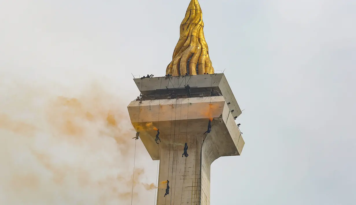 Beberapa prajurit melakukan aksi rappeling dari atas tugu Monumen Nasional (Monas) saat gladi bersih Hari Ulang Tahun (HUT) ke-80 Tentara Nasional Indonesia (TNI), Jakarta, Jumat (3/10/2025). (merdeka.com/Arie Basuki)