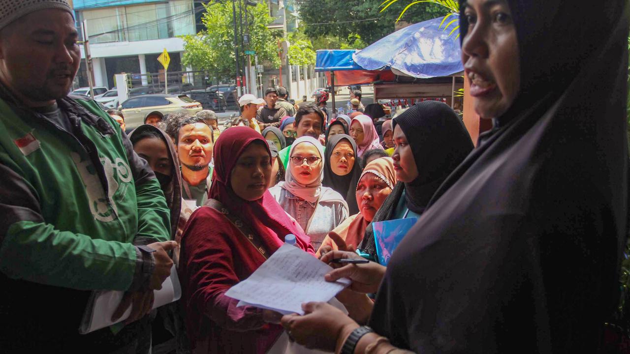 FOTO: Warga Antre Memadati Kantor Pos untuk Mengambil BLT Kesra 2025
