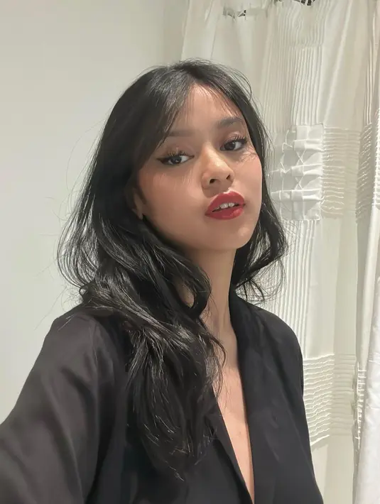 Beberapa outfit Yasmeen menuai pujian dari para netter. Mulai dari outfit monokrom yang minimalis hingga bermain pola dan motif. [Instagram.com/yasmeenbianda]