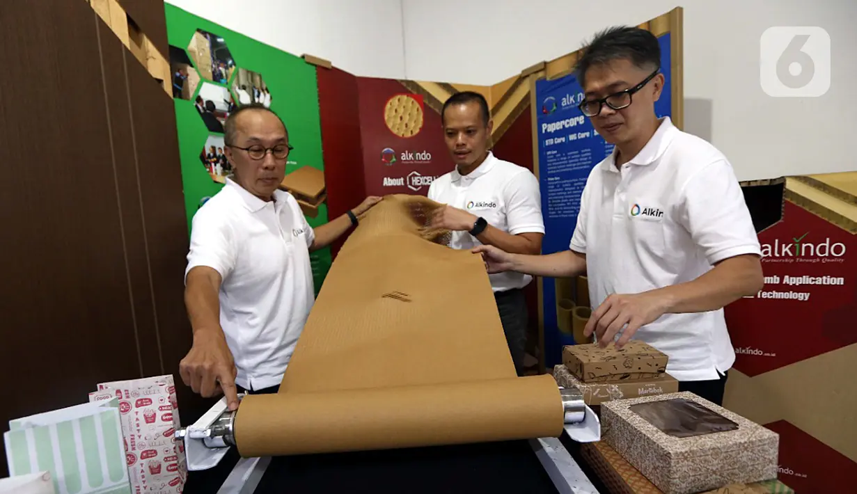 (Ki-Ka) Direktur Utama PT Alkindo Naratama Tbk (ALDO) Herwanto Sutanto, Direktur ALDO Willy Soesanto dan Direktur ALDO Kuswara berbincang saat melihat Hexa Wrap Kertas pembungkus ramah lingkungan di pabrik ALDO Padalarang Jawa Barat (9/6/2022). Inovasi Hexa Wrap dapat mengurangi sampah plastik dalam industri e-commerce sebagai pengganti gelembung plastik (bubble wrap) yang terbuat dari kertas coklat (recycled paper) berbentuk struktur sarang lebah. (Liputan6.com/HO/Aldo)