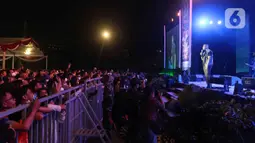 Vokalis grup band The Rain berinteraksi dengan penonton saat tampil pada pembukaan Jakarta Fair 2022 atau Pekan Raya Jakarta 2022 di Jakarta International Expo (JIExpo), Kemayoran, Jakarta, Kamis (9/6/2022). Jakarta Fair 2022 berlangsung pada 9 Juni hingga 17 Juli 2022. (Liputan6.com/Herman Zakharia)