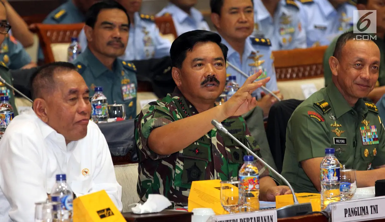 Menhan Ryamizad Ryacudu (kiri) dan Panglima TNI Marsekal Hadi Tjahjanto mengikuti raker dengan Komisi I DPR di Gedung Nusantara II, Senayan, Jakarta, Rabu (5/9). Rapat membahas Pagu Anggaran RKA K/L Kemhan/TNI TA 2019. (Liputan6.com/Johan Tallo)