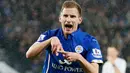 Gelandang Leicester City, Marc Albrighton merayakan selebrasi usai mencetak gol ke gawang Chelsea saat Laga Liga Premier Inggris di King Power Stadium, Kamis (30/4/2015). Chelsea menang 3-1 atas Leicester City.(Reuters/Carl Recine)