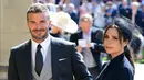 <p>Senyum mantan pemain sepak bola Inggris, David Beckham dan sang istri Victoria Beckham saat menghadiri pernikahan Pangeran Harry dan Meghan Markle di St. George's Chapel, Kastil Windsor, Inggris, Sabtu (19/5). (IAN WEST/POOL/AFP)</p>