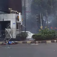 Bukan sekali, tiga ledakan sekaligus terjadi di kawasan Sarinah, Kamis (14/1).