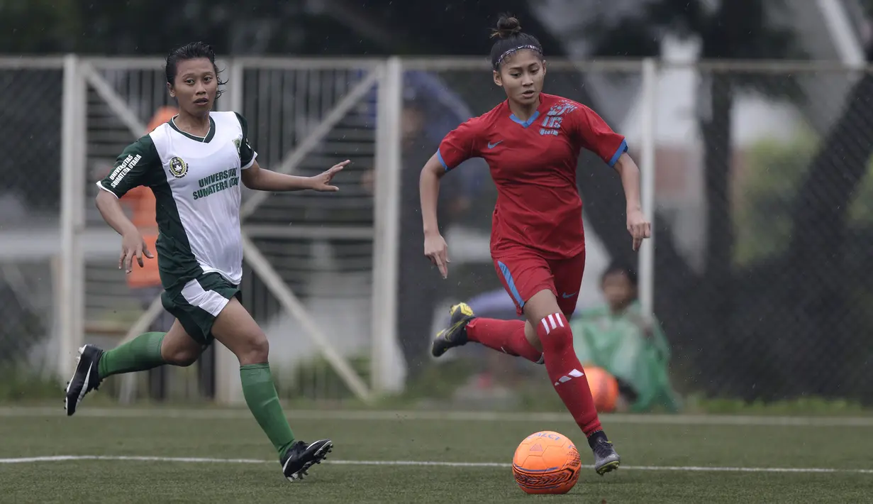 Striker Bangka Belitung, Zahra Muzdalifah, mengejar bola saat melawan Sumatra Utara pada laga Piala Pertiwi 2019 di Lapangan NYTC, Sawangan, Rabu (24/4). Babel unggul 5-0 atas Sumut. (Bola.com/Yoppy Renato)