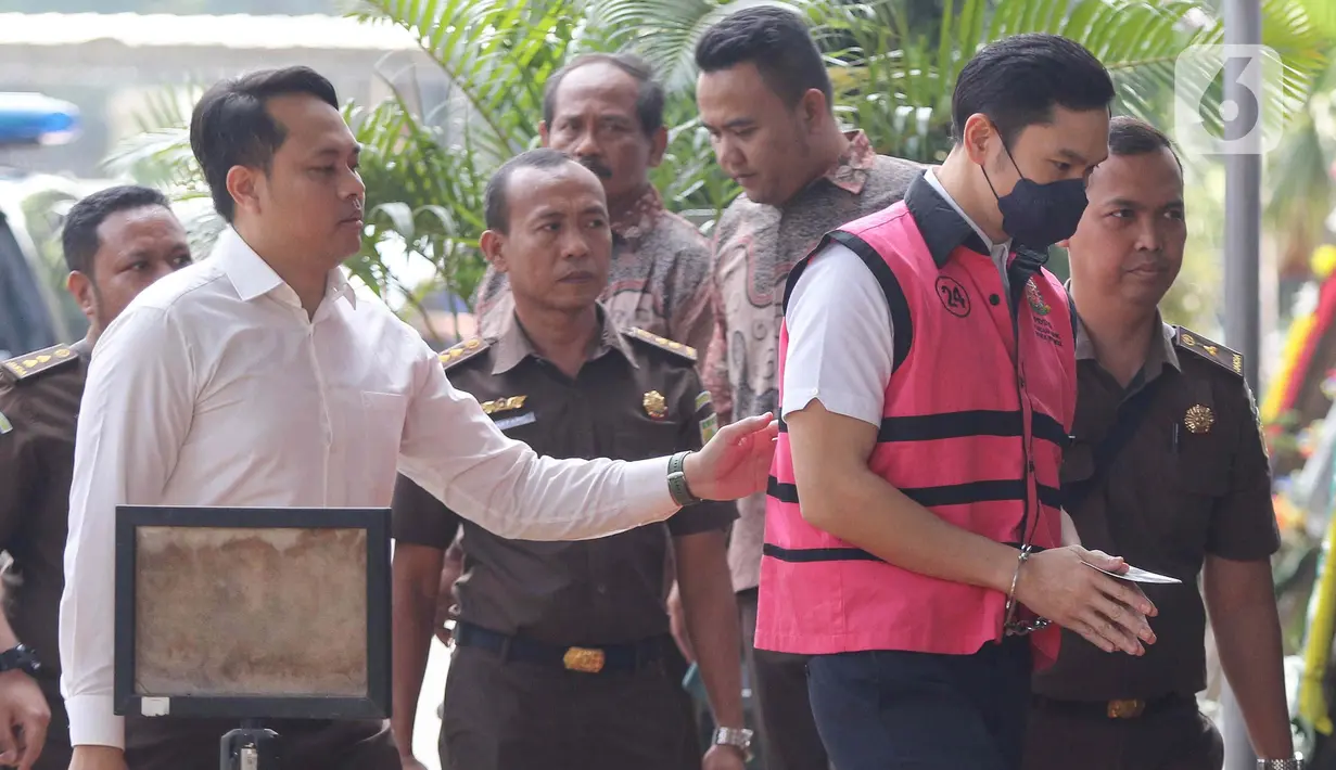 Mereka yang dijerat sebagai tersangka termasuk pengusaha sekaligus suami Sandra Dewi, Harvey Moeis; bos Sriwijaya Air, Hendry Lie; serta sejumlah mantan direksi PT Timah. (Liputan6.com/Herman Zakharia)