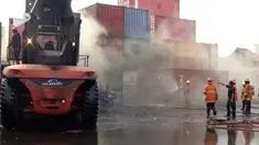 Tujuh kontainer berisikan pakaian hingga barang elektronik di Depo Peti Kemas jalan Kalimas Baru Surabaya,  ludes  terbakar. Belum diketahui penyebab pasti kebakaran tersebut, tapi dugaan awal api berasal dari bangunan samping depo peti kemas.