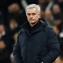 2. Jose Mourinho (Chelsea) - Pada musim 2014-2015 The Special One berhasil membawa Chelsea menjuarai Liga Inggris. Namun, karena permasalahan internal klub, Mourinho akhirnya dipecat pada 17 Desember 2015. (AFP/Glyn Kirk)