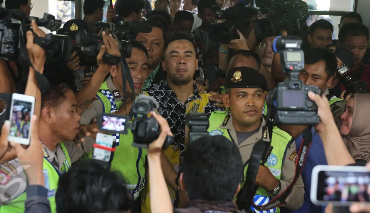 Penyanyi Dangdut, Saipul Jamil (tengah) saat tiba di pengadilan Jakarta Utara, Kamis (21/04). Saipul menebar senyum dan melambaikan tangan kearah media saat memasuki ruang sidang. (Liputan6.com/Herman Zakharia)