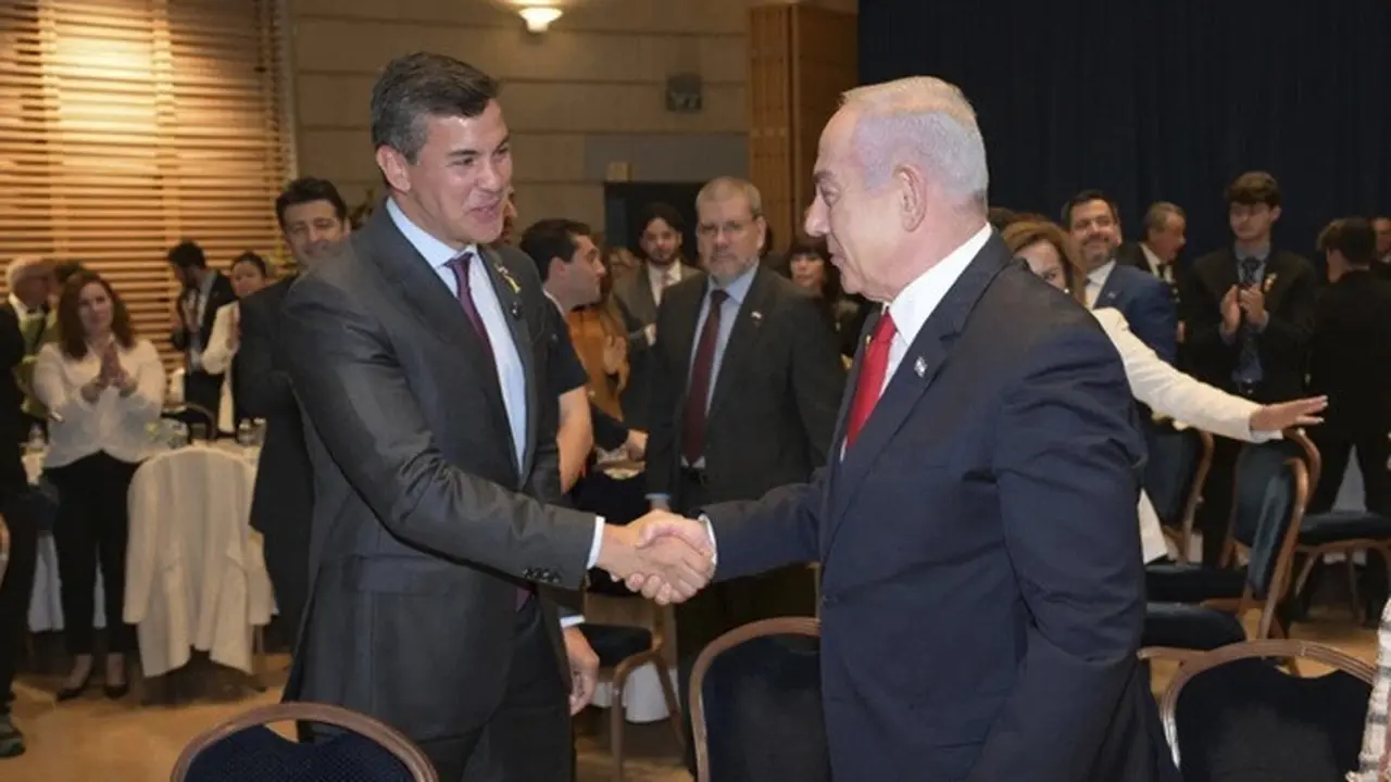 Presiden Paraguay Santiago Pena (kiri) berjabat tangan dengan Perdana Menteri Israel Benjamin Netanyahu di Yerusalem, Kamis, (12/12/2024).