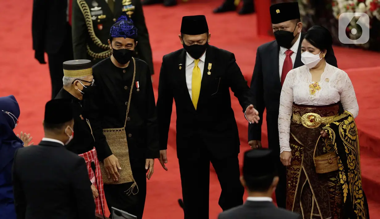 Presiden Joko Widodo bersama Wakil Presiden Ma'ruf Amin saat menghadiri Sidang tahunan MPR RI 2021 di Gedung Nusantra, Senayan, Jakarta, Senin (16/8/2021). Jokowi mengenakan pakaian adat Baduy bewarna hitam lengkap dengan penutup kepala bewarna biru dan memakai tas. (Liputan6.com/Angga Yuniar)
