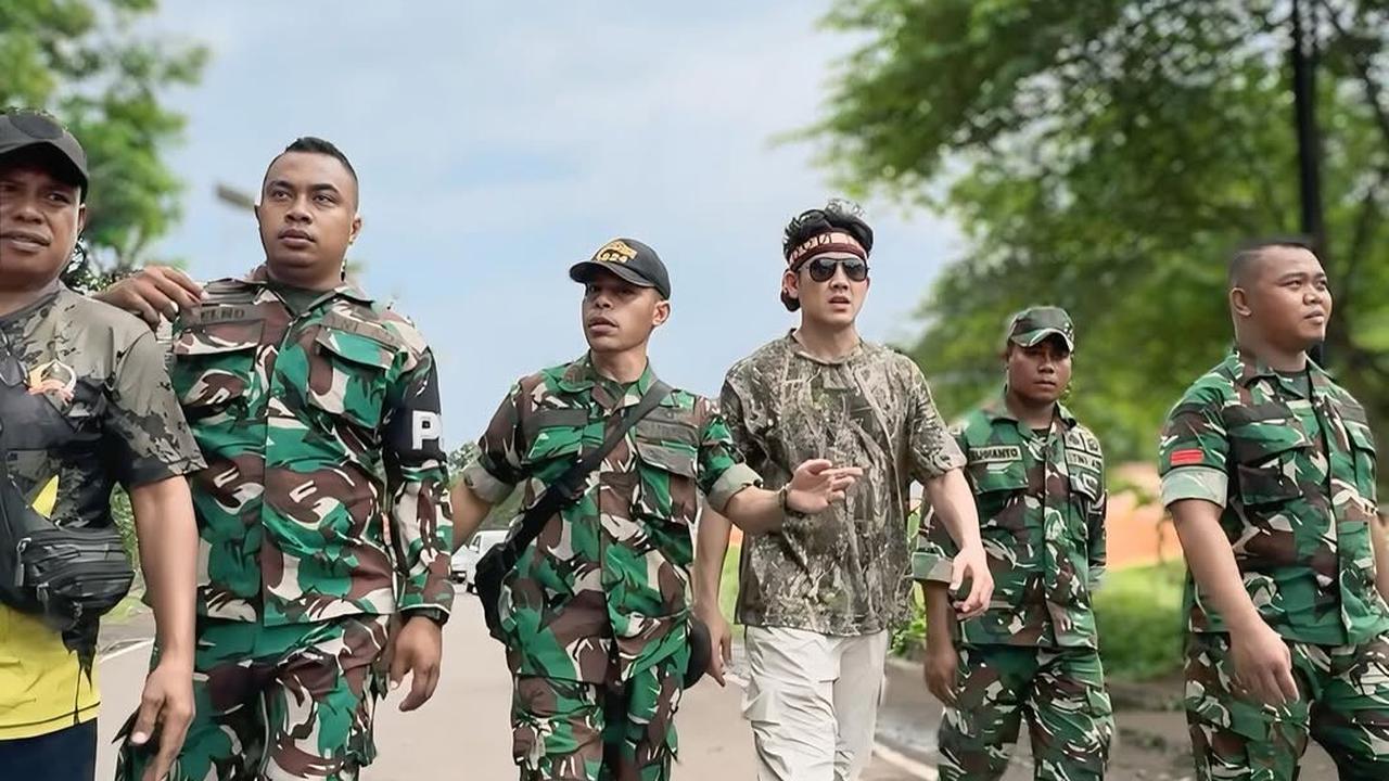 Potret Denny Sumargo Serahkan Bantuan Rp 1,7 Miliar untuk Korban Gunung Lewotobi di NTT