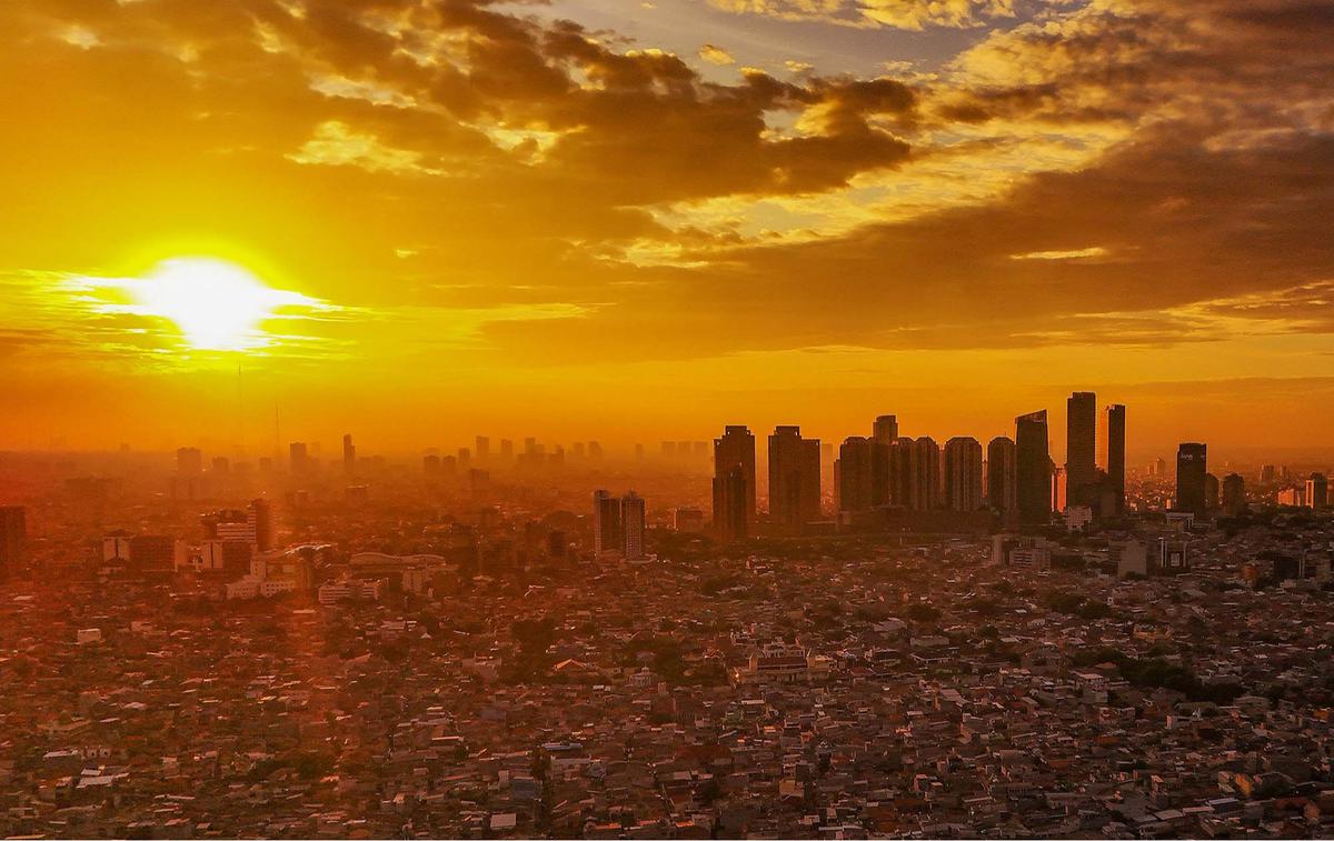 Keindahan Kota Jakarta yang Padat Penduduk di Kala Senja