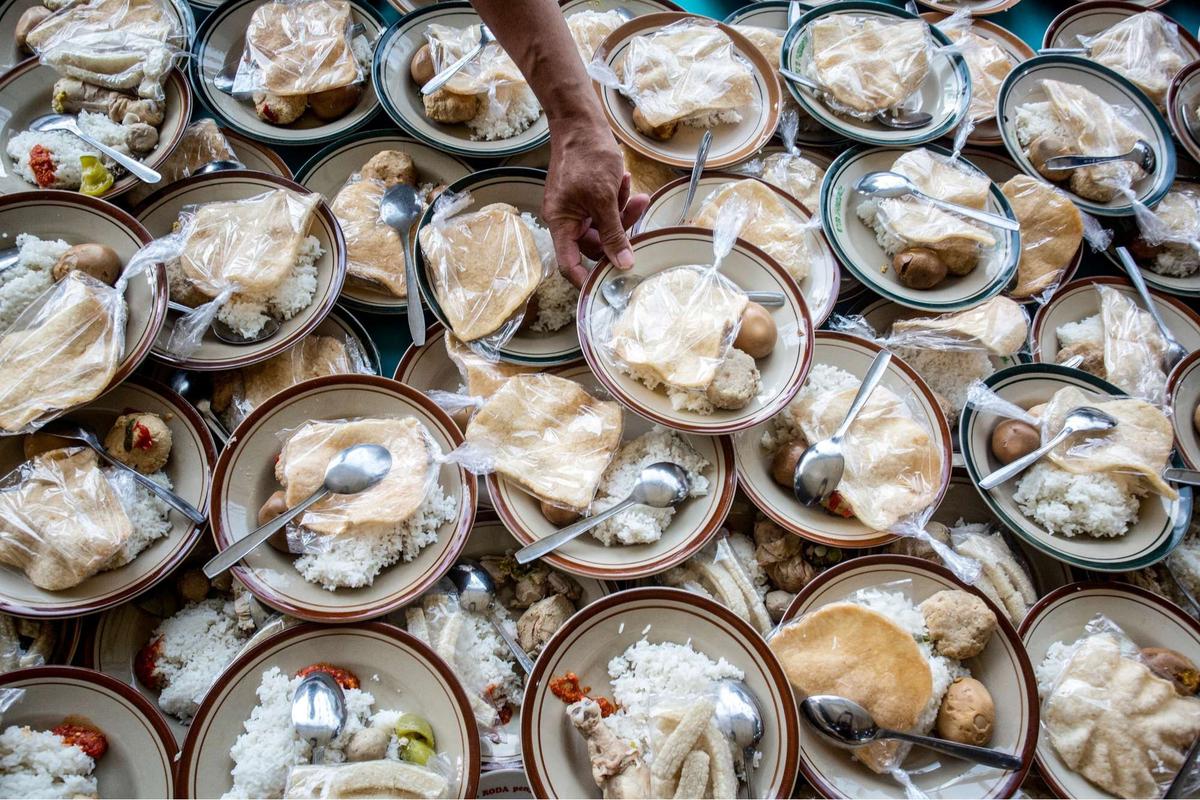 Masjid Jogokariyan bagikan 3.500 porsi makanan untuk buka puasa