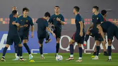 Cristiano Ronaldo (tengah) melakukan pemanasan dengan rekan satu timnya selama pelatihan resmi Portugal menjelang pertandingan sepak bola Piala Dunia grup H antara Portugal dan Ghana di tempat pelatihan Al Shahaniya SC, Al Shahaniya, Qatar, Rabu (23/11/2022). Dalam pertandingan nanti timnas Portugal akan berhadapan dengan Thomas Partey dan kawan-kawan. (AP Photo/Lee Jin-man)