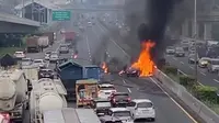 Kecelakaan dua mobil di KM 06 Tol Jakarta-Cikampek pada Rabu (1/5/2024). Kedua mobil tersebut hangus terbakar. (Foto: Istimewa)