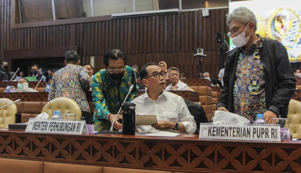 Menteri Perhubungan Budi Karya Sumadi (tengah) berbincang sebelum Rapat Kerja/Rapat Dengar Pendapat bersama Menteri PUPR, Kepala BMKG, serta kepala Bdan Nasional Pencarian dan Pertolongan (BASARNAS) dengan Komisi V DPR RI di Kompleks Parlemen, Senayan, Jakarta, Rabu (15/2/23). Rapat membahas evaluasi terhadap pelaksanaan Angkutan Libur Natal 2022 dan Tahun Baru 2023. (Liputan6.com/Faizal Fanani)