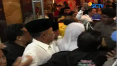 Aksi saling dorong dapat diredam setelah polisi menjelaskan peraturan KPU hanya mengijinkan 100 orang pendukung untuk hadir ke dalam rapat pleno.