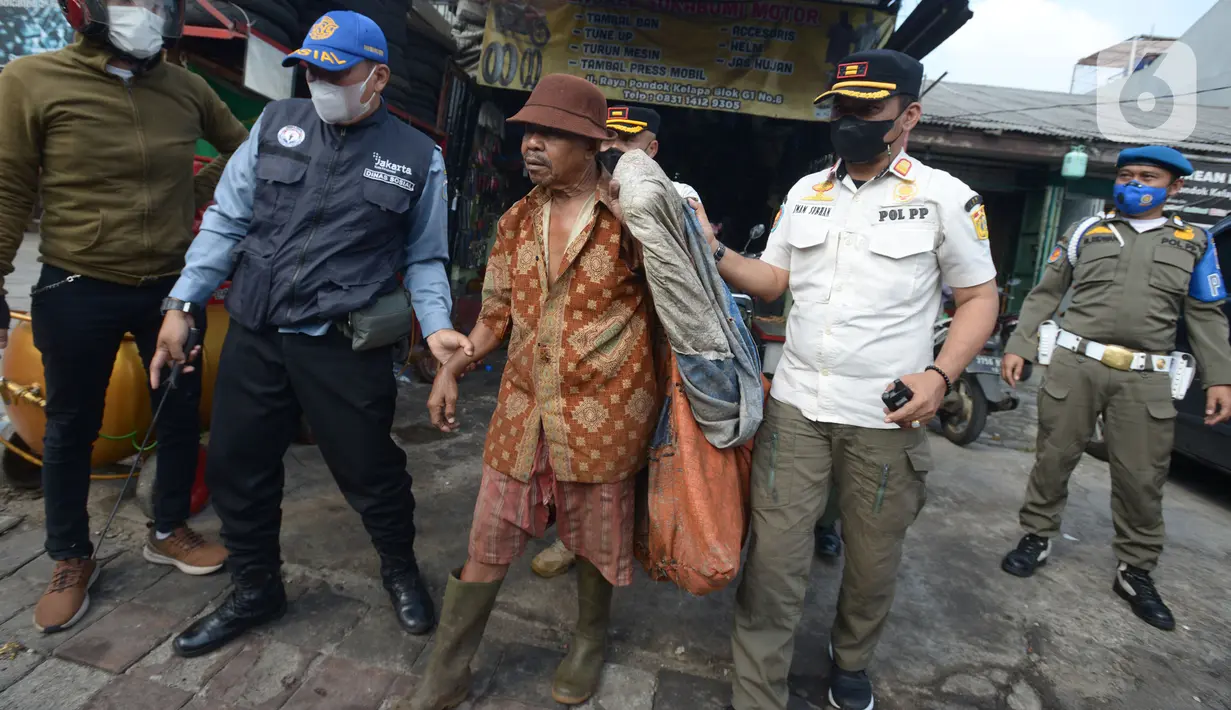Petugas gabungan Satpol PP membawa warga yang terjaring razia Penyandang Masalah Kesejahteraan Sosial (PMKS) di kawasan Jakarta Timur, Rabu (13/4/2022).  Razia tersebut digencarkan selama bulan Ramadhan agar Jakarta menjadi kota tertib, teratur dan nyaman. (merdeka.com/Imam Buhori)