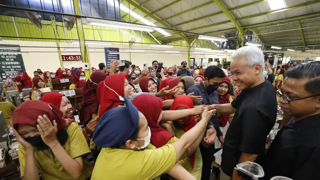 Calon presiden nomor urut 3, Ganjar Pranowo menyambangi salah satu pabrik rokok di Yogyakarta, Selasa (19/12/2023).