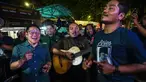 Calon Wakil Presiden Muhaimin Iskandar (kiri) bernyanyi bersama pendukungnya dalam kampanye pemilu pertamanya di Surabaya pada tanggal 28 November 2023. (Juni Kriswanto/AFP)