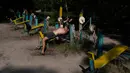 Jika tempat gym biasanya ada di dalam ruangan (indoor), tapi tidak dengan yang ada di Ukraina ini. Di Kiev,  ada sebuah tempat gym luar ruangan dan menggunakan besi tua sebagai peralatannya. (AP Photo/Jae C. Hong)