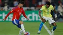 Chile dan Brasil seringkali terlibat saling adu serang dan memiliki peluang untuk mencetak gol. (Javier TORRES/AFP)