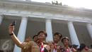 Seorang Pria asik berfoto dengan teman – temannya di Halaman Istana Merdeka, Jakarta, Jumat (24/7/2015). Presiden Jokowi melepas 462 kontingen Pramuka Indonesia ke jepang untuk berkiprah di Jambore Dunia ke-23. (Liputan6.com/Faizal Fanani)