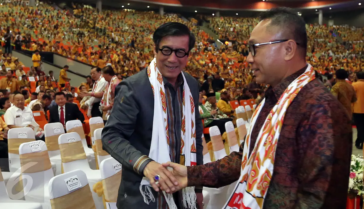 Ketua MPR Zulkifli Hasan bersama Menkumham Yasonna Laoly menghadiri acara Pelantikan Dewan Pimpinan Pusat Partai Hati Nurani Rakyat (Hanura) tahun 2016 - 2020 di Sentul International Convention Centre, Bogor, Rabu (22/2). (Liputan6.com/Johan Tallo)