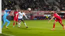 Pemain FC Twente, Michel Vlap mencetak gol ke gawang Fenerbahce pada laga Liga Europa 2024/2025 di FC Twente stadium, Enschede, Belanda, Jumat (04/10/2024) dini hari WIB. (AP Photo/Peter Dejong)