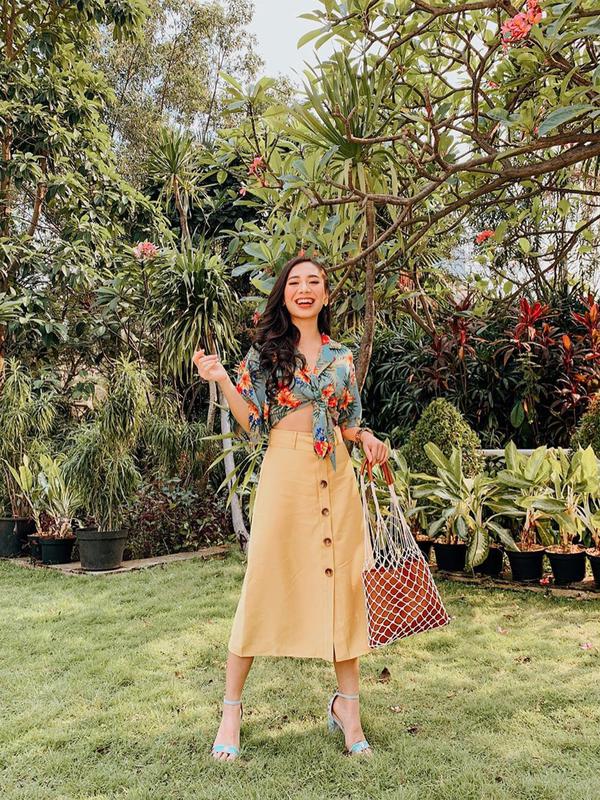 Di foto lain, wanita kelahiran 1995 ini menggunakan atasan bermotif bunga yang dipadukan dengan rok panjang berwarna kuning pastel dan heels warna biru muda. (Liputan6.com/IG/@abellyc)