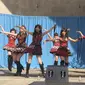 Lagu Koi Suru Fortune Cookie membuat kerabat AKB48 di New York melakukan tarian yang sempat populer beberapa waktu lalu.