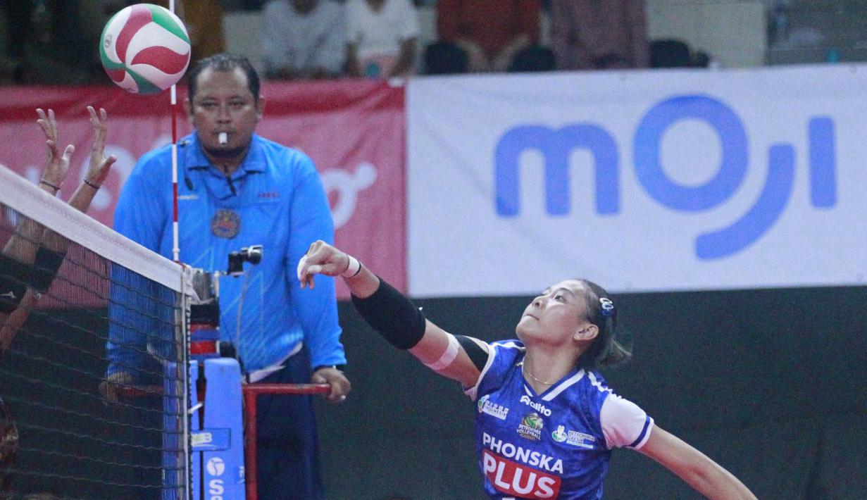 Pebola voli putri Petrokimia Gresik, Dhea Cahya Pitaloka berusaha menyeberangkan bola di depan net saat menghadapi Kharisma Premium Bandung pada laga final kategori putri Kejuaraan Bolavoli Nusantara Cup 2024 di GOR UNY Yogyakarta, Sabtu (23/3/2024). Petrokimia Gresik menang 3-1 (17-25, 25-18, 25-15 dan 26-24) dan menjadi juara (Dok. PBVSI)