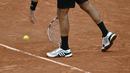 Sepatu petenis Prancis, Jo-Wilfried Tsonga, juga bermotif zebra saat berlaga pada Prancis Terbuka 2016 di Roland Garros, Paris, (24/5/2016). (AFP/Philippe Lopez)
