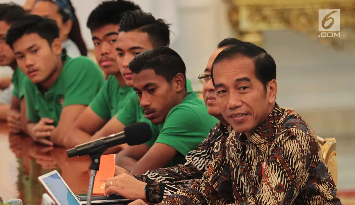 Presiden Joko Widodo (Jokowi) menerima skuad Tim Nasional (Timnas) Indonesia U-16 di Istana Merdeka, Jakarta, Kamis (4/10). Presiden Jokowi mengapresiasi perjuangan Garuda Muda di Piala Asia 2018. (Liputan6.com/Angga Yuniar)