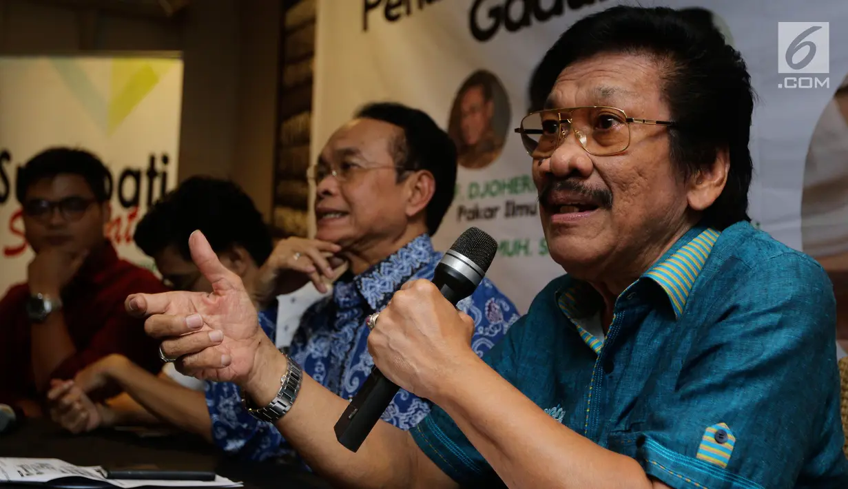Politisi Partai Golkar Zainal Bintang menjadi pembicara diskusi 'Judicial Review : Perlukah Politisi Gaduh ?', Jakarta, (30/7). Diskusi membahas Judicial Review yang diajukan ke MK tentang masa jabatan Presiden dan Wapres. (Liputan6.com/Johan Tallo)