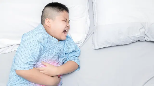 Kiat Praktis Atasi Sembelit pada Anak (kwanchai c/shutterstock)