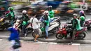 Ojek online menunggu dan menurunkan penumpang di Jakarta, Kamis (20/2/2020). Rencananya, tarif batas bawah ojek online yang kini Rp 2.000 per kilometer akan naik menjadi Rp 2.500. (Liputan6.com/Angga Yuniar)