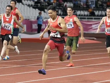 Purnomo Sapto Yogo pelari Indonesia meraih medali emas di nomor 100 meter putra klasifikasi T37 pada Asian Para Games 2018, di Stadion Utama Gelora Bung Karno Jakarta, Selasa (9/10/2018).  (Bola.com/Peksi Cahyo)