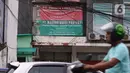 Pengendara melintas di depan spanduk iklan agen perjalanan Umrah di Jakarta, Kamis (27/2/2020). Kementerian Haji dan Umrah Arab Saudi menangguhkan sementara pelayanan umrah bagi warga dari luar kerajaan sebagai upaya mencegah penyebaran virus corona atau Covid-19. (Liputan6.com/Angga Yuniar)