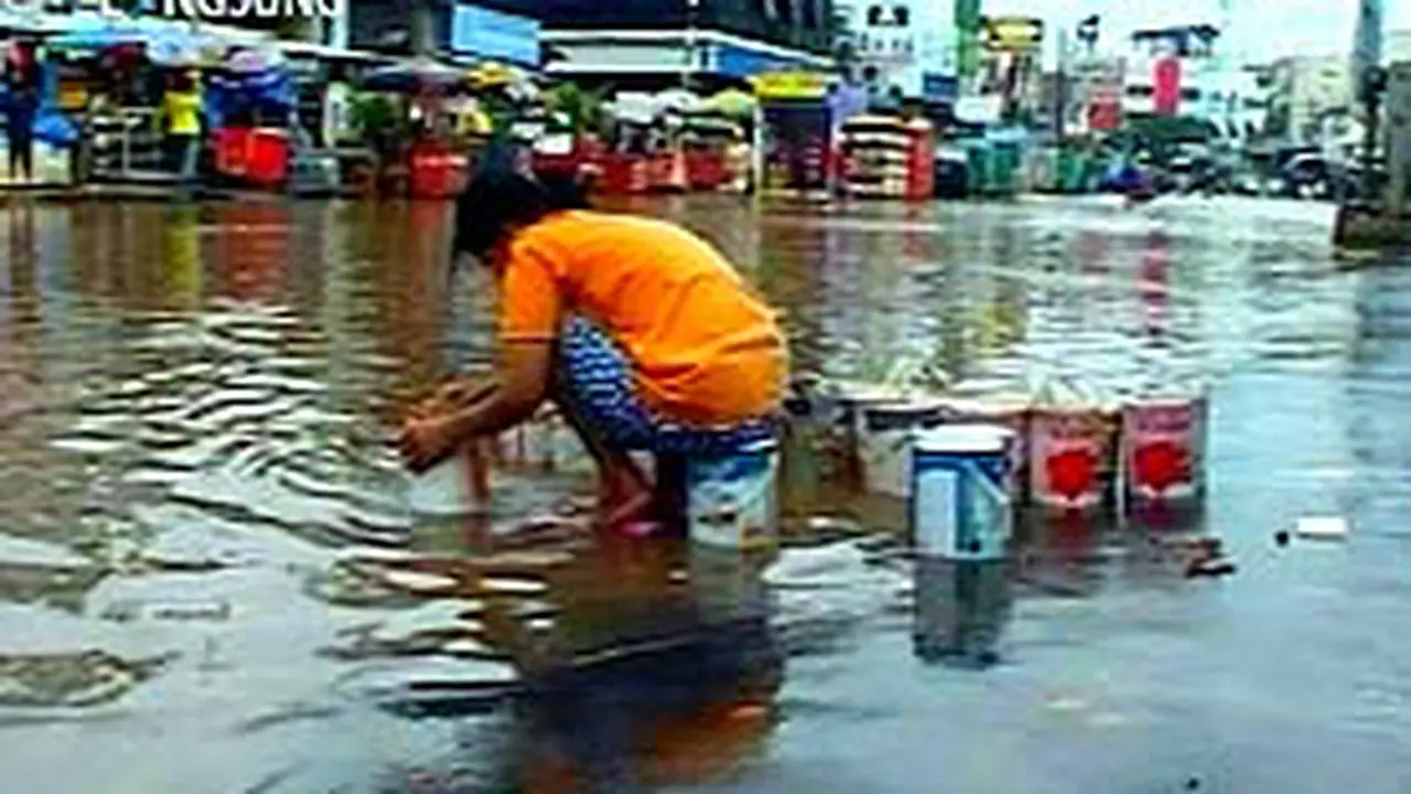 050207abreak_banjirjam11.jpg