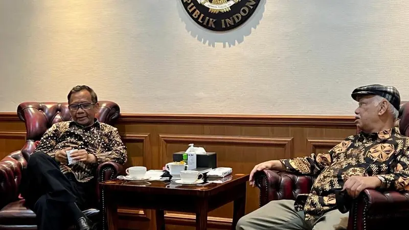 Ketua Dewan Pers Prof Azyumardi Azra bertemu dengan Menko Ppolhukam Mahfud Md. Pertemuan membahas mengenai RKHUP. (Istimewa)