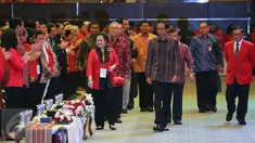 Presiden Joko Widodo didampingi Ketua Umum PDIP Megawati Soekarnoputri menghadiri Rakernas I PDIP di Jakarta, Minggu (10/1/2016). Rakernas tersebut bertajuk 'Mewujudkan Trisakti dengan Pembangunan Nasional Semesta Berencana'. (Liputan6.com/Faizal Fanani)