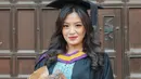 Pamer senyuman manisnya, Lintang Aqmarina bikin pangling. Lintang Aqmarina cantik mengenakan kebaya warna biru yang dibalut jubah wisudanya. Rambut yang dibiarkan digerai semakin pancarkan pesona kakak Amel Carla ini. Wajah wanita berusia 28 tahun ini dipoles dengan makeup natural. Meski dengan makeup natural, namun tak dipungkiri Lintang tetap cantik. (Liputan6.com/IG/@lintangaqmarina)