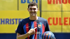 Bek baru Barcelona asal Denmark, Andreas Christensen berpose dengan jersey barunya saat presentasi di tempat latihan Joan Gamper di Sant Joan Despi, dekat Barcelona (7/7/2022). Andreas Christensen mengungkap bergabung dengan Barcelona seperti mimpi yang menjadi kenyataan. Ia sudah bermimpi bermain untuk El Barca sejak usia 8 tahun. (AFP/Pau Barrena)