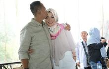 Arzetty dan suami pamer kemesraan, saling cium tepis isu selingkuh
