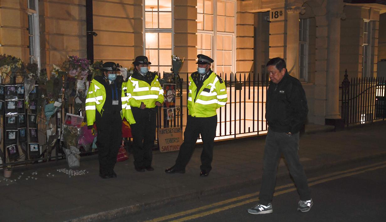Duta Besar Myanmar untuk Inggris, Kyaw Zwar Minn berjalan di luar gedung Kedutaan Besar Myanmar di London, Rabu (7/4/2021). Kyaw Zwar Minn mengaku telah diusir saat berada di luar kedutaan di pusat kota London. (AP Photo/Alberto Pezzali)